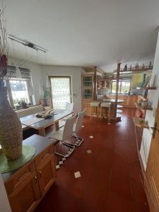 eine Küche und ein Esszimmer mit Tischen und Stühlen in der Unterkunft Terezia-Appartements Nassfeld in Hermagor