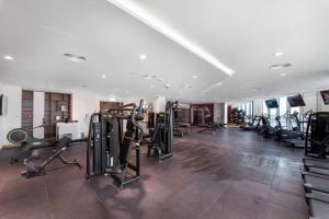 een fitnessruimte met loopbanden en cardio-apparatuur in een kamer bij Golf Views in 30th Floor in Dubai
