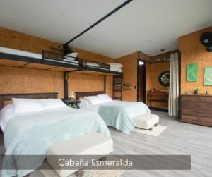 een slaapkamer met 2 bedden en een badkamer bij Magma "Eco Hotel Cabañas" in La Vega