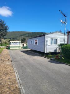 an empty street with a house and a house at camping Pradon in Arnuero