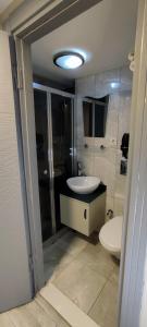 Ortaköy Suites Hotel في إسطنبول: حمام مع حوض ومرحاض