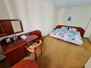 een kleine kamer met een bed, een bureau en een bureau bij 10Q - Z6 Apartment 406 in Warschau