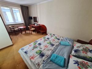 een slaapkamer met een bed en een bureau met een bureau bij 10Q - Z6 Apartment 406 in Warschau