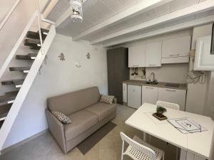 - un salon avec un canapé et une table dans l'établissement Casa iuserì, à Cisternino