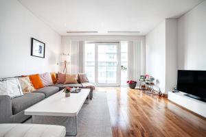 a living room with a couch and a tv at 2 BR 2BTH apt near Battersea Power Station in London