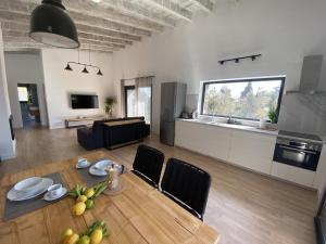 Casa Armonía del Silencio في فالفيردي: مطبخ وغرفة معيشة مع طاولة وكراسي