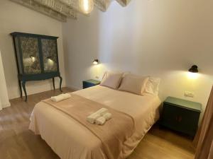 1 dormitorio con 1 cama grande y toallas. en Casa Armonía del Silencio, en Valverde