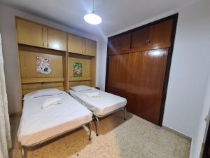 Łóżko lub łóżka w pokoju w obiekcie Apartamento El Cid IF Benidorm