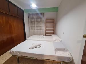 Łóżko lub łóżka w pokoju w obiekcie Apartamento El Cid IF Benidorm