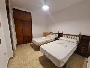 Łóżko lub łóżka w pokoju w obiekcie Apartamento El Cid IF Benidorm