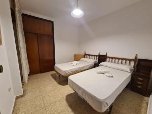 Łóżko lub łóżka w pokoju w obiekcie Apartamento El Cid IF Benidorm