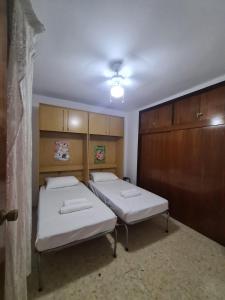 Łóżko lub łóżka w pokoju w obiekcie Apartamento El Cid IF Benidorm