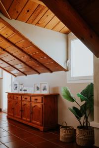 トレ・デル・マールにあるMares - Aticの木製のキャビネットと窓が備わる客室です。