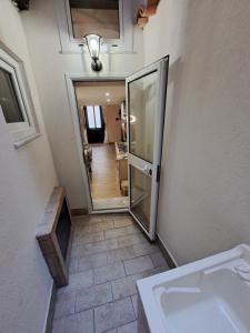 un baño con lavabo y espejo en Privitera Home, en Catania 38 fotos más