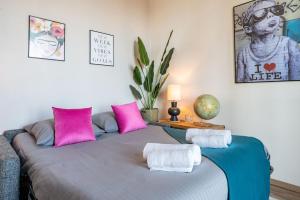 - une chambre avec un lit rose et bleu dans l'établissement Frontière Monaco, Centre-Ville, Balconnet Vue Mer, à Beausoleil