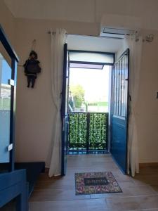 una puerta abierta a un balcón con una puerta en Privitera Home, en Catania