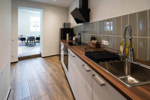 una cucina con lavandino e piano di lavoro di Apartment in Weinstadt-Schnait a Weinstadt