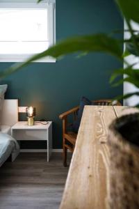 una camera con tavolo, letto e comodino di Apartment in Weinstadt-Schnait a Weinstadt