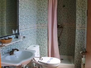 Koupelna v ubytování HOSTAL LA SAVINA