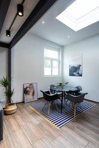 una sala da pranzo con tavolo e sedie su un tappeto di Apartment in Weinstadt-Schnait a Weinstadt