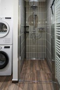 y baño con ducha y lavadora. en Apartment in Weinstadt-Schnait, en Weinstadt