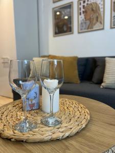 zwei Weingläser auf einem Korbtablett auf einem Tisch in der Unterkunft New York Palace 2th apartment in the downtown in Budapest