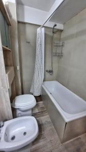 ein Badezimmer mit einem WC, einer Badewanne und einem Waschbecken in der Unterkunft Modern apartment with view in San Carlos de Bariloche