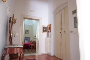 un pasillo con una puerta que conduce a una sala de estar en Residenza del Corso, en Trani