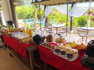 um buffet de comida numa mesa num quarto em Pousada Villa Casablanca em Búzios