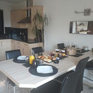 una mesa con platos de comida en la cocina en Chambre à 500 m des remparts, en Aigues-Mortes