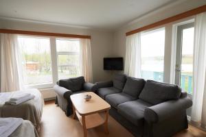 sala de estar con sofá y mesa en Solheimar Eco-Village Guesthouse, en Sólheimar