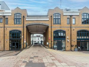 an empty brick building with an archway at Modern Luxury 1 Bedroom Spacious Flat in London