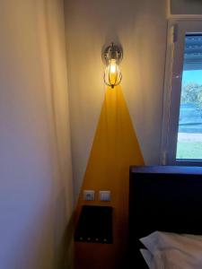 una habitación con una lámpara en la esquina de una habitación en Azulrelax Hostel, en Pinhal Novo