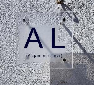 un panneau sur le côté d'un bâtiment dans l'établissement Azulrelax Hostel, à Pinhal Novo