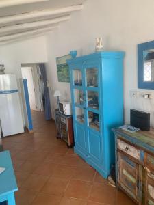 einen blauen Schrank in einem Zimmer mit Küche in der Unterkunft Casa Celeste Fregene, il mare di Roma in Fregene
