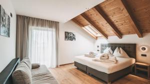 Un dormitorio con una cama grande y una ventana en Jägerheim en Vilpiano