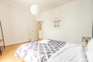 Posteľ alebo postele v izbe v ubytovaní F2 Chamalières Av Thermale (B)