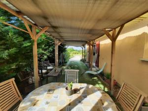 patio ze stołem i krzesłami w obiekcie Ravissant T2, Cl 3 étoiles, 3 pers et 1 enf , 3 lits, parking et patio w mieście Saint-Sever