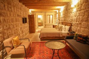 Postel nebo postele na pokoji v ubytování Cappadocia Vita Cave Hotel