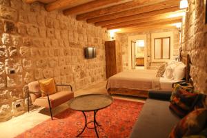 Postel nebo postele na pokoji v ubytování Cappadocia Vita Cave Hotel