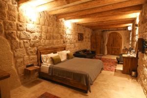 Postel nebo postele na pokoji v ubytování Cappadocia Vita Cave Hotel