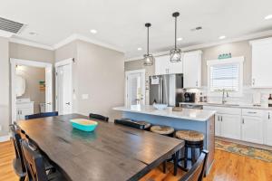Η κουζίνα ή μικρή κουζίνα στο Fore SeaSuns 139 Scotch Bonnet Dr, home