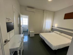 Postel nebo postele na pokoji v ubytování Hostal Venta Del Sol