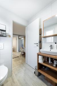 łazienka z umywalką i toaletą w obiekcie Tiny home Rubi in Oaza Mira resort w mieście Drage
