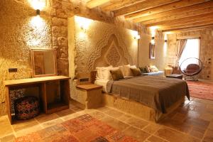 Postel nebo postele na pokoji v ubytování Cappadocia Vita Cave Hotel
