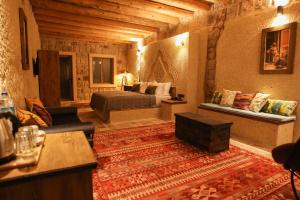 Postel nebo postele na pokoji v ubytování Cappadocia Vita Cave Hotel