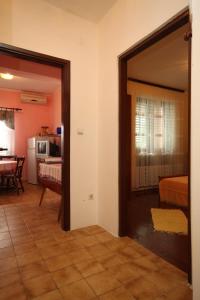Zimmer mit einer Tür, die zu einem Zimmer mit einer Küche führt in der Unterkunft Apartments by the sea Susica, Ugljan - 841 in Ugljan
