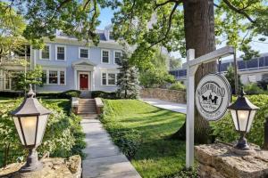 een wit huis met een bord ervoor bij Kersey Coates at Southmoreland on the Plaza in Kansas City