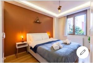 1 dormitorio con 1 cama con 2 toallas en Seyir Residence, en Estambul