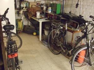 GUESTROOMS BIJ HET STATION VAN DRONGEN في خنت: غرفة مع اثنين من الدراجات متوقفة في مرآب للسيارات